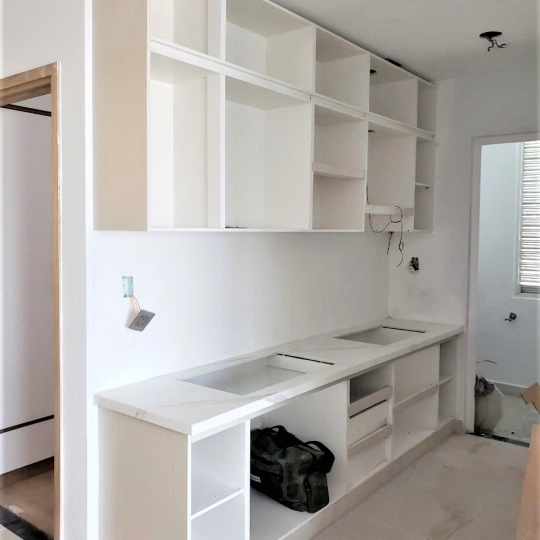 BẾP THÙNG NHỰA ĐẶC RUỘT + CÁNH NHỰA MELAMINE VÂN GỖ 