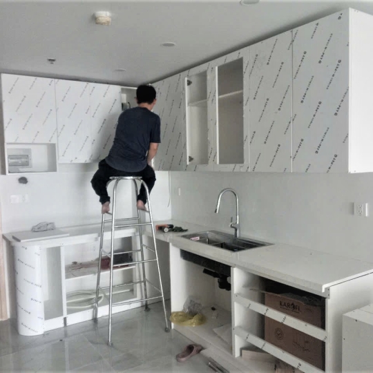 TỦ BẾP NHỰA ĐẶC RUỘT + CÁNH ACRYLIC TRÁNG BÓNG