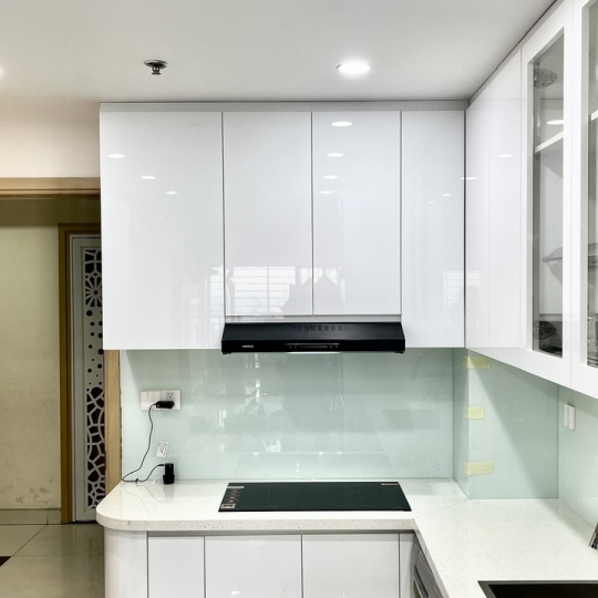 TỦ BẾP NHỰA ĐẶC RUỘT + CÁNH ACRYLIC TRÁNG BÓNG