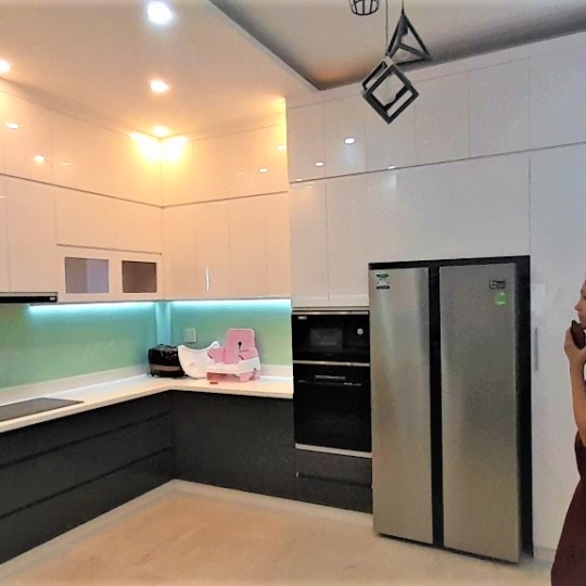 TỦ BẾP NHỰA ĐẶC RUỘT ACRYLIC - CHỊ THẢO THỦ ĐỨC