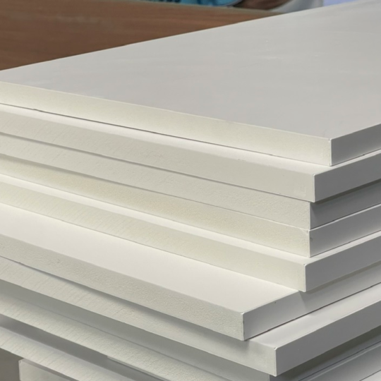BẾP THÙNG NHỰA ĐẶC RUỘT + CÁNH NHỰA MELAMINE VÂN GỖ 