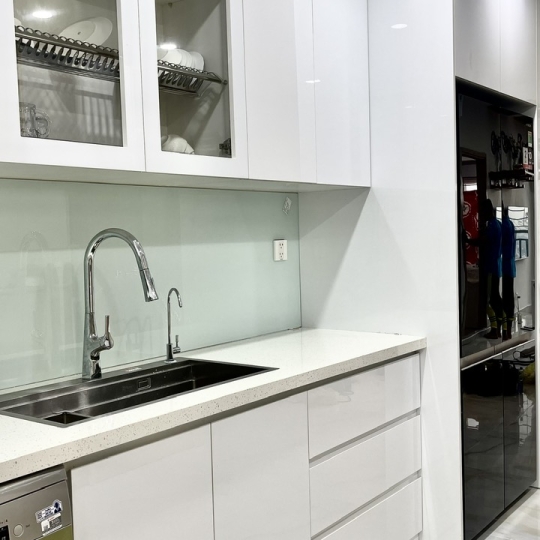 TỦ BẾP NHỰA ĐẶC RUỘT + CÁNH ACRYLIC TRÁNG BÓNG